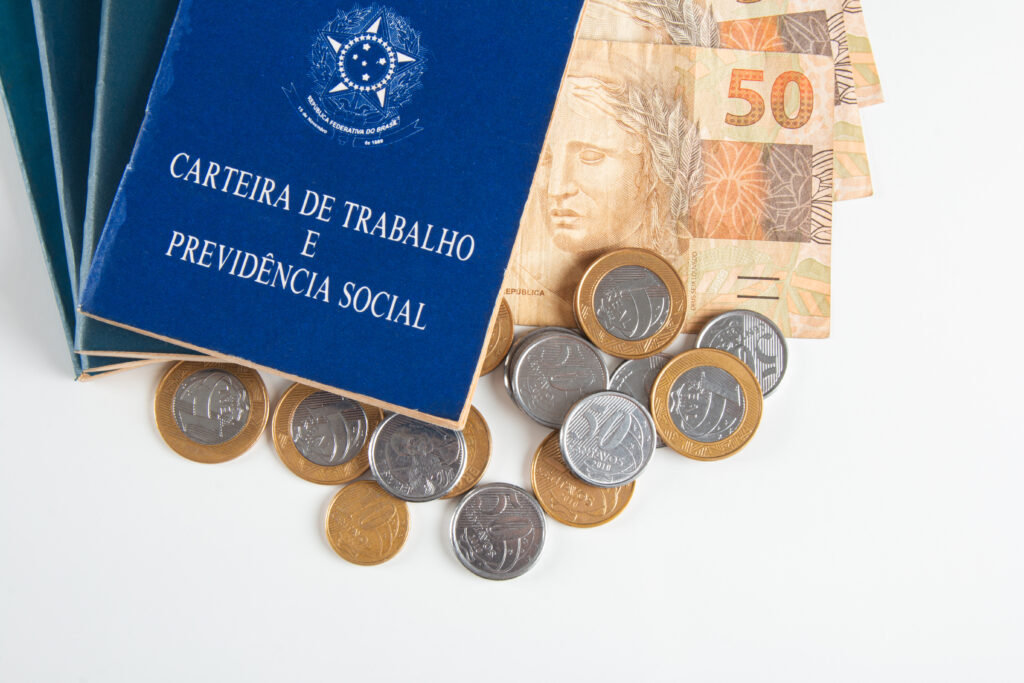 Vale a pena contratar advogado previdenciário ou tentar sozinho?